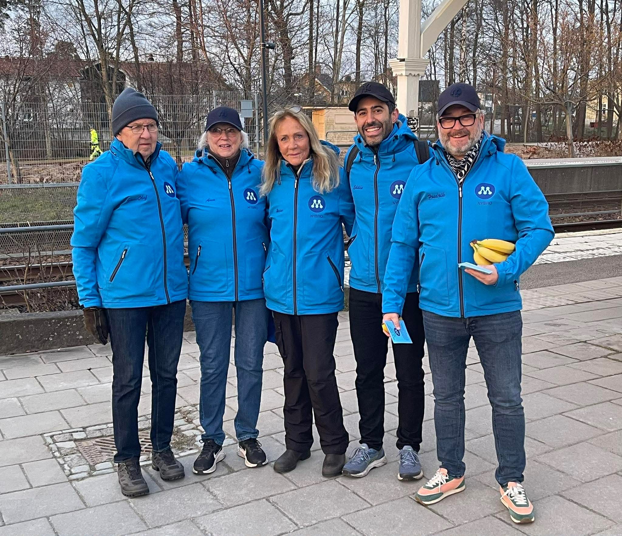 Moderaterna vid tågstationen